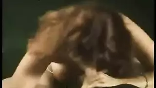 أم مثيرة باللون الأحمر تمص عصا لحم بطريقة مبللة