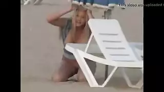 bondage صعب: فتاة سمراء معصوبة العينين تستمتع بالتقيد