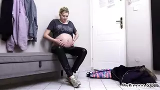 يدخل يده ثدي زوجته و هي حامل على وشك الولادة