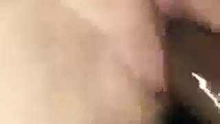 مستعدة لاثنين: عرض المهبل المشعر في جوارب فاتنة فوق الفخذ