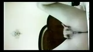 هاجر المثيرة تلمس فرجها المبلل وترتعش في استمناء غرفة النوم