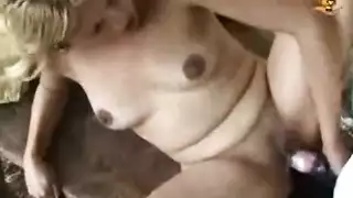 نيك الحيوانات: فرس ناشف يأخذ فرج امرأة مطلقة