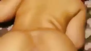 عربية صغيرة الحجم تأخذ قضيبًا أسودًا سميكًا في كل ثقب