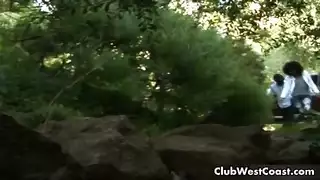 رجل يضرب فتاتن بصوت على مأخرته