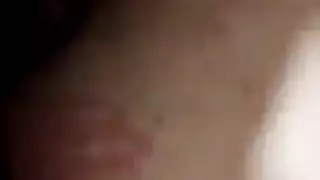 عاهرتان مثارتان تتقاتلان من أجل سائل رجل واحد