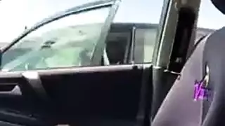 يدلك زبه بيديه