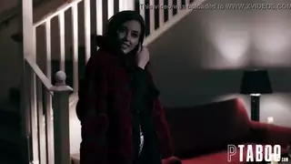 يمنح طبيب العيون هذا جماعًا إباحيًا صريحًا للقارئة المتوجة في عيادته