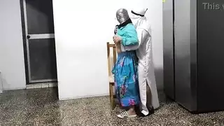 عجوز يتحرش ببنت في لخارج ثم ياخدها اي منزل ويلحي ويدلك