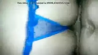 قضيب وحشي يُخرب فتاة مثيرة ترتدي بنطال يوجا