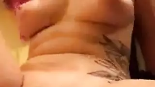 لاتينا صغيرة تبلع قضيبًا أسود ضخمًا بفرجها المنقوع