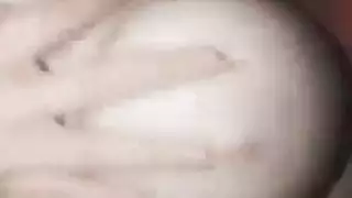 أثداء حليبية ضخمة تُمص بقوة في مشهد مص شرجي مكثف