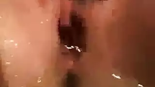 عرض كاميرا للبالغين: حمام كاسي الخنثى وتدليك اليد بالأساور