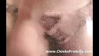 امه الشقراء تدخل عليه يستمني