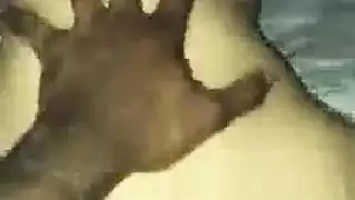 جنس قوي على الطاولة: رجل أسود ومدلكة آسيوية في الاستوديو