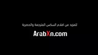 زوجة الأب الغاضبة تفرغ إحباطها على شاب
