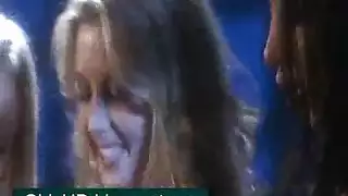 شقراء جذابة تسحب ساقيها للخلف لجلسة ركوب إباحية مكثفة