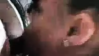 مفاجأة جنس السيارة: فتاة مثارة تحصل على لعق مهبل مبلل في المقعد الخلفي