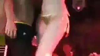 فتاة صينية مثيرة تلعق الشرج في فيديو شرجي صريح