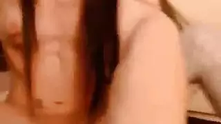 شاب مثير يخلع بيكينيه لمشهد إباحي قوي