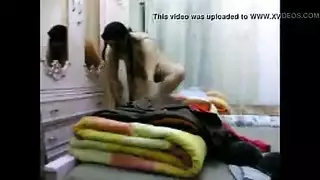 يقطع هدومها وينقها