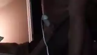 وضعت الأغطية الفرعية لها هادئة على بوسها وإعطاء ملاحظها قبل أن يضغط على بوسها