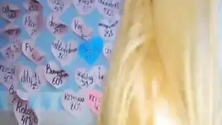 زوجة شقراء ينتشر ساقيها في المطبخ ويفتح ساقيها واسعة للحصول على قضيب صلب حتى الحمار