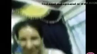 شرموطة عربية مثارة تحب الزب الغليظ للعميل في حفرها