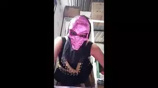 ثعلبة الصحراء: رقصة ساخنة لعاهرة عربية مقنعة تؤدي إلى إيلاج مزدوج قاسي