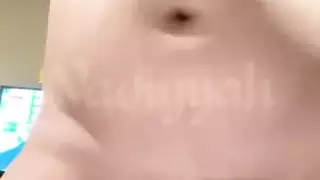 عاهرة عربية تعرض كسها المشعر الضيق وثدييها الضخمين في فيلم إباحي