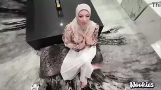 المتسوقات يخلعن الحجاب ويتم تدمير مهوياتهن في فانتازيا علنية