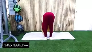 فاتنة عربية محجبة تُمدد وتُمارس معها الجنس حتى تصل لعدة هزات جماع