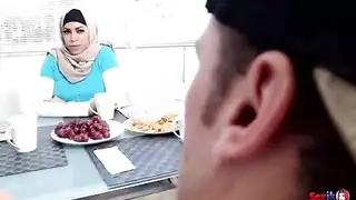 مشهد مايا خليفة المثير: قضيبان لها وللوالدة والصديقة