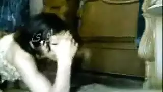 يقيس خشبته: قضيب السباك الضخم يمددها