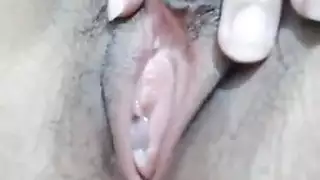 فتيات مثيرة تخلع ملابسها وتداعب فرج بعضها المبلل