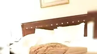 ليلة الدخلة الإباحية: تلقيم فتاة سعودية جميلة