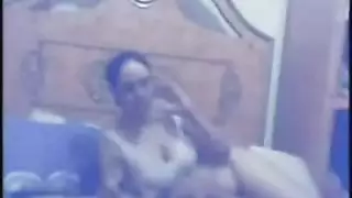 علاقة جنسية جماعية خشنة مع عاهرة مصرية