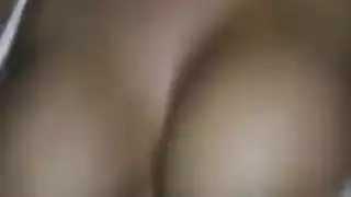 فحل ذو زب كبير ينيكها بقوة، أثداء ترتج، صراخ من المتعة