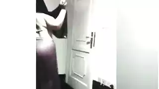 فتاة عربية منقبة تثير بالإغراء برقصة بقميص نوم شفاف حبيبها المصري يشاهد