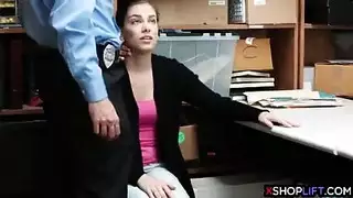 رجل الأمن ينيك فتات سارقة بعنف في المخزن