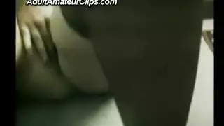 دمية الجنس الشقراء تخلع الفستان وتقدم فتحاتها للاستخدام العنيف