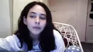 مراهقة تظهر كل شيء وتتلقى قذف داخلي متعدد في الخارج