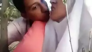 عشاق مغاربة يتبادلون القبلات الحميمة والمداعبات الشهوانية