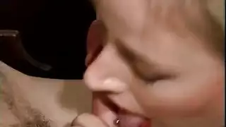 المرة الأولى للعميل: رجل خجول يمارس معه الجنس بقوة سكرتيرة شبقية ذات أثداء كبيرة