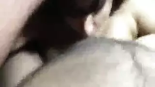 زوجة الخنوع تمص قضيب خليجي في مشهد جنسي صريح