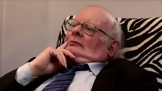 الزوج العجوز ديوث يستمتع و زوجته الشابة المكنة تتناك من شاب أمامه