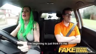 مص قضيب في السيارة ووضع الكلب مع عاهرة جميلة