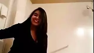 عاهرة مغرية تتباهى بكسها وطيزها المذهلين في مقطع بورن ساخن