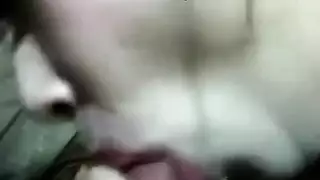 امرأة متزوجة تبلع قضيب عشيقها حتى الحلق أمام الكاميرا