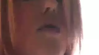 لعب فردي: مراهقة حمراء الشعر تئن وهي تلمس نفسها