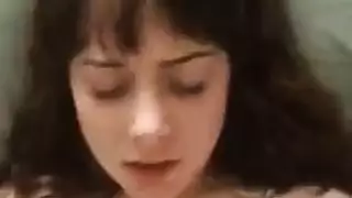 السكرتيرة المشاغبة ذات العيون الزرقاء تأخذ زب على مكتبها